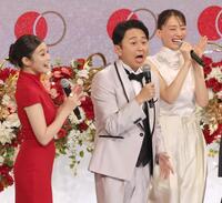 　第７６回ＮＨＫ紅白歌合戦で司会を務めた今田美桜（左）と綾瀬はるか（右）。中央は有吉弘行＝１２月３１日
