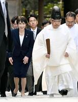 　伊勢神宮内宮の参拝に向かう高市首相（左）