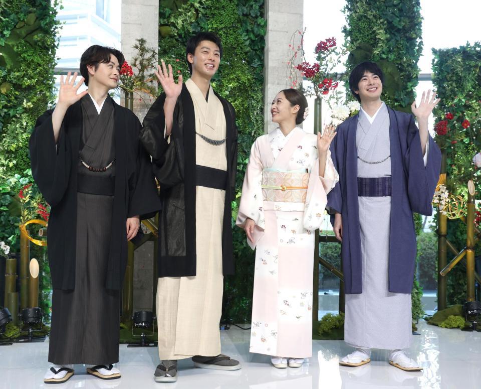 　和装で笑顔の（左から）瀬戸康史、竹内涼真、井上真央、渡辺大知（撮影・金田祐二）