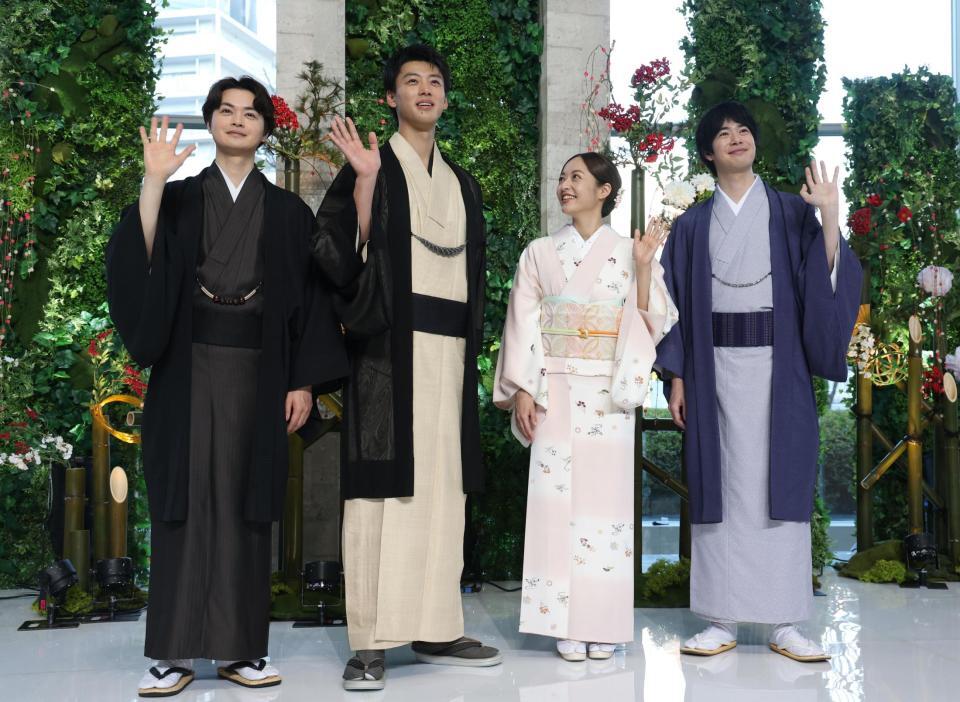 和装で笑顔の（左から）瀬戸康史、竹内涼真、井上真央、渡辺大知＝テレビ朝日（撮影・金田祐二）