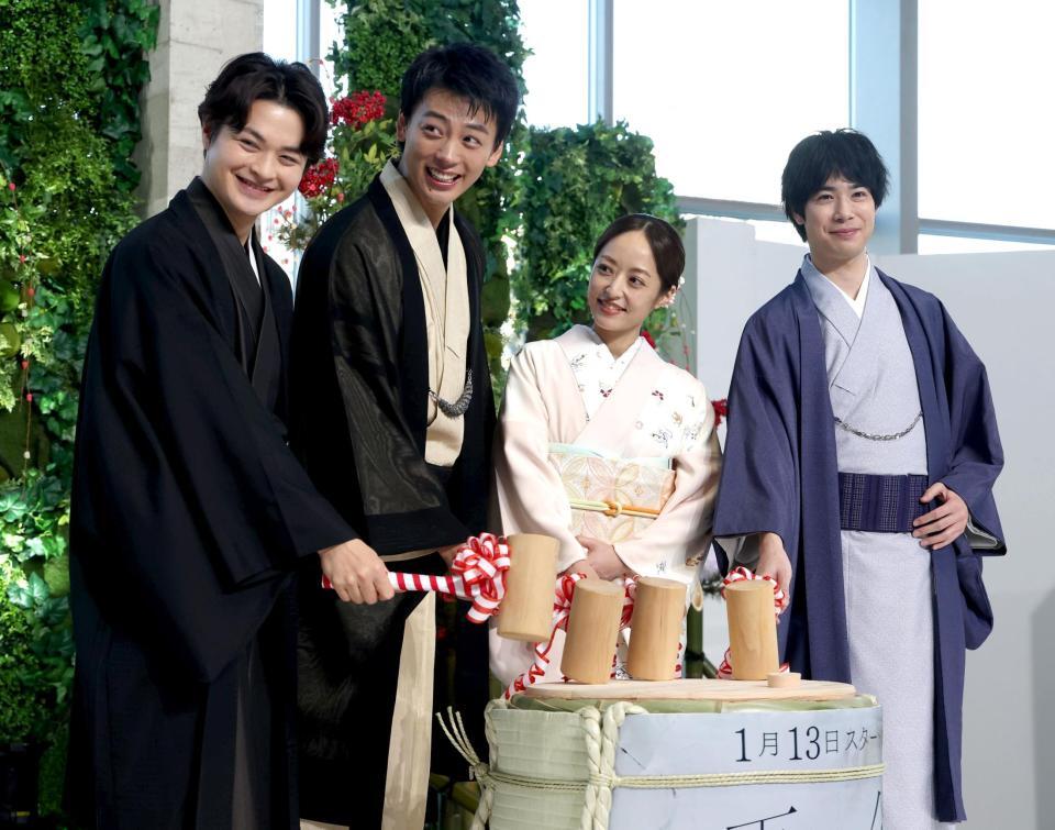 　鏡開きを行う（左から）瀬戸康史、竹内涼真、井上真央、渡辺大知（撮影・金田祐二）