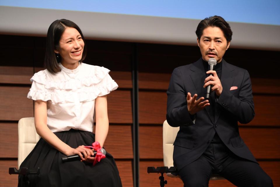 　会見を盛り上げる安田顕。左は松下奈緒（撮影・堀内翔）