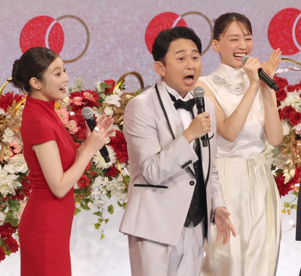 　第７６回ＮＨＫ紅白歌合戦で司会を務めた今田美桜（左）と綾瀬はるか（右）。中央は有吉弘行＝１２月３１日