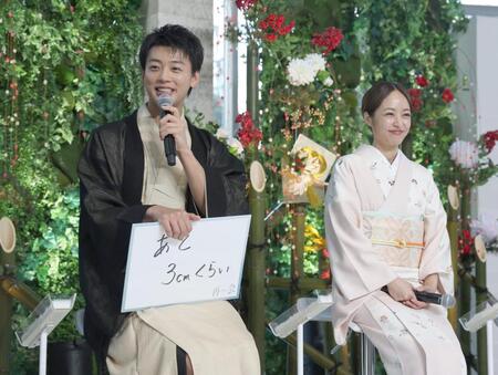 　身長があと３で１９０センチになると語る竹内涼真。右は井上真央（撮影・金田祐二）