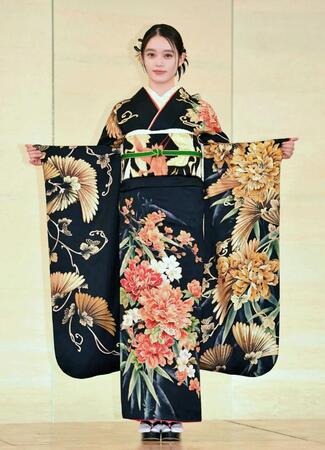 　晴れ着姿を披露する高石あかり（撮影・開出牧）