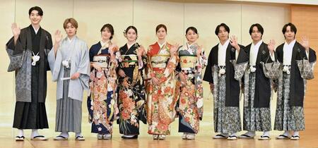 　エイベックス晴れ着お披露目会に登場した（左から）石川愛大、荒井啓志、松尾そのま、高石あかり、生見愛瑠、上坂樹里、佐藤綾人、佐藤颯人、佐藤嘉人（撮影・開出牧）