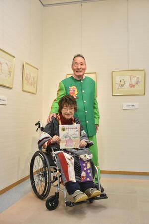 　原画展をアピールした宮川大助・花子の宮川花子（左）と宮川大助