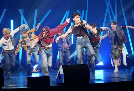 　プレデビュー曲「ＦＯＲＥＶＥＲ　ＢＬＵＥ」を披露し躍動するＴＡＧＲＩＧＨＴ