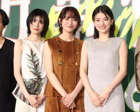 　笑顔を見せる（左から）吉田美月喜、南沙良、出口夏希（撮影・石井剣太郎）