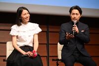 　会見を盛り上げる安田顕。左は松下奈緒（撮影・堀内翔）