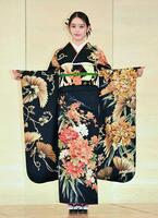 　晴れ着姿を披露する高石あかり（撮影・開出牧）