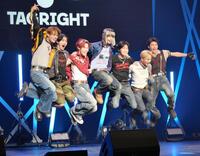 　撮影に応じたＴＡＧＲＩＧＨＴの（左から）前田大輔、ジェイ、今井魁里、小林大悟、西山智樹、若松世真、岸波志音