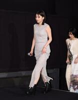 　登壇する出口夏希（撮影・石井剣太郎）