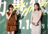 　撮影を振り返る南沙良と出口夏希（右）＝撮影・石井剣太郎