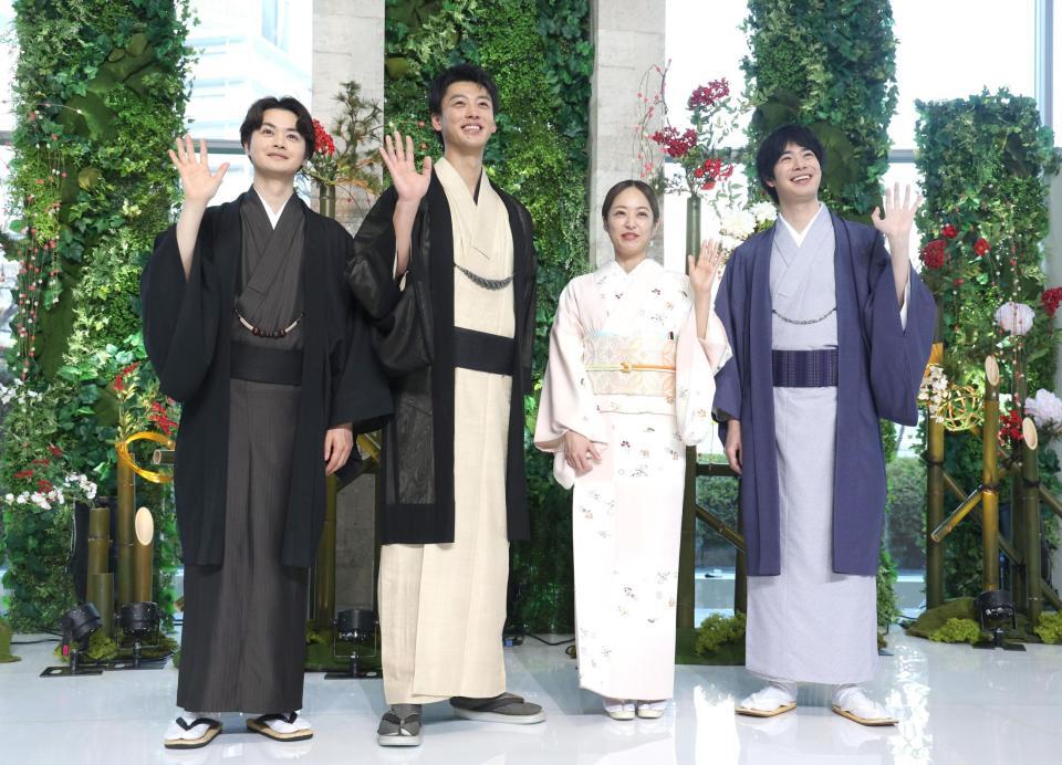 　和装で笑顔の（左から）瀬戸康史、竹内涼真、井上真央、渡辺大知（撮影・金田祐二）