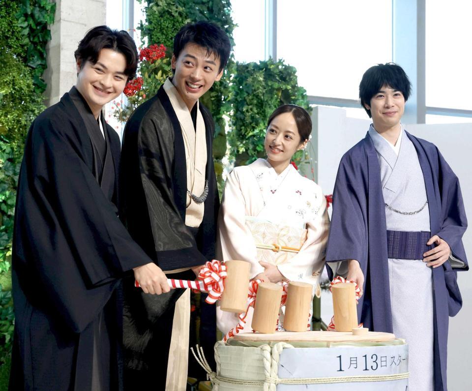 　鏡開きを行う（左から）瀬戸康史、竹内涼真、井上真央、渡辺大知（撮影・金田祐二）