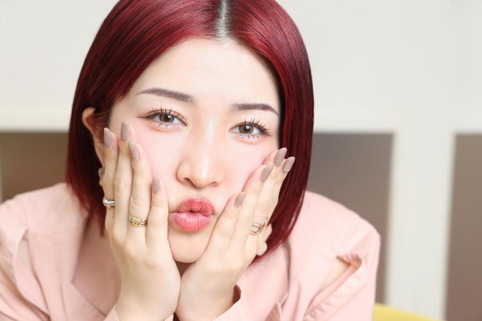 　ポーズを決めるなかねかな（撮影・石井剣太郎）