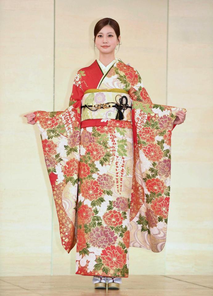 　晴れ着姿を披露する生見愛瑠（撮影・開出牧）