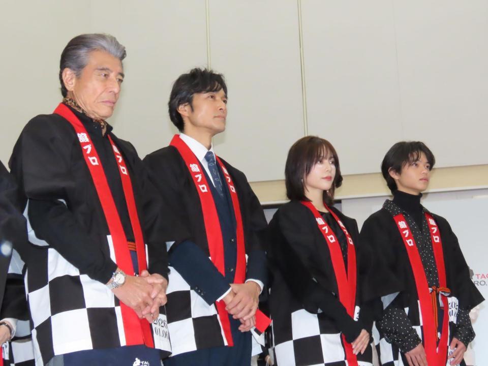 　舘プロ餅つき新年会で神事を行う（左から）舘ひろし、池田努、竹内夢、黒川想矢