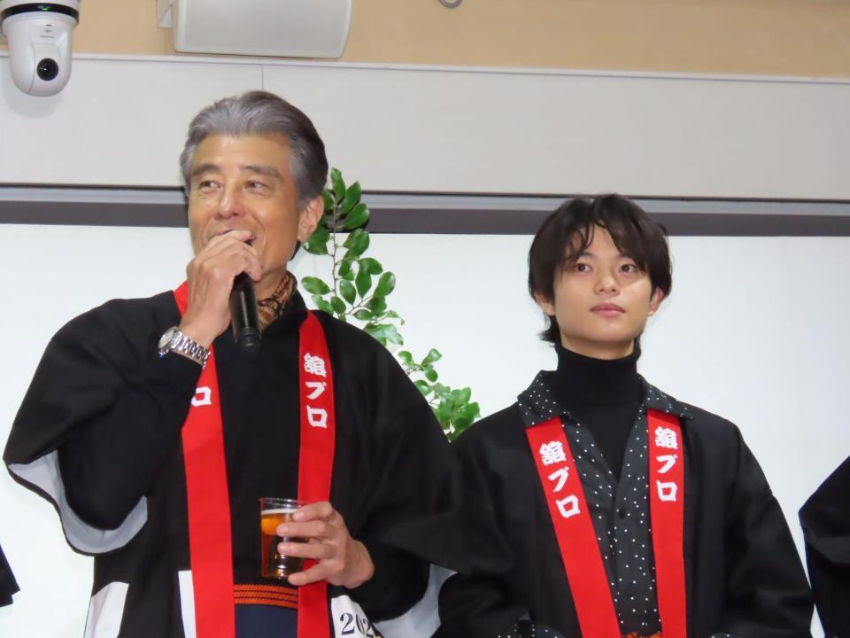 　舘プロ餅つき新年会であいさつする舘ひろし（左）と、黒川想矢