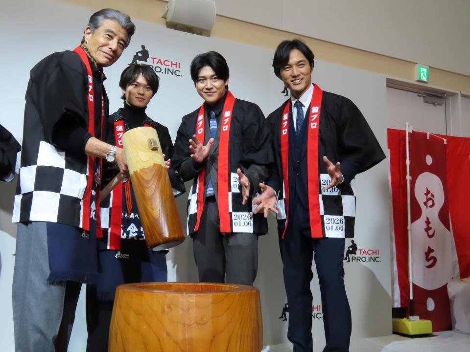 　餅つき新年会を行った（左から）舘ひろし、黒川想矢、増本尚、池田努