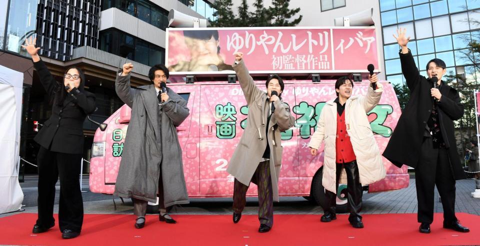 　「禍禍ＣＡＲ」の前で作品をＰＲする（左から）ゆりやんレトリィバァ監督、斎藤工、前田旺志郎、鈴木福、九条ジョー（撮影・佐藤厚）