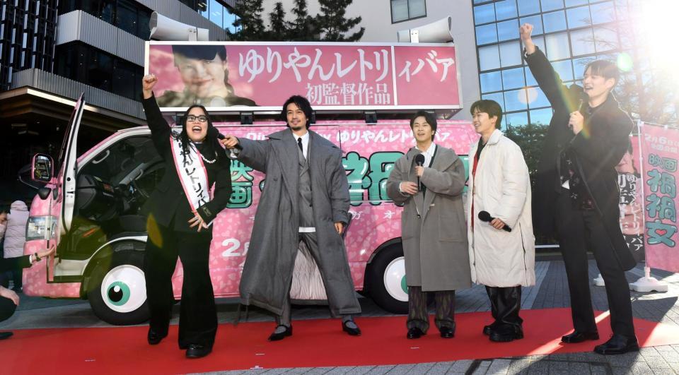 　「禍禍ＣＡＲ」で全国行脚に出発するゆりやんレトリィバァ監督（左端）を送り出す（左から）斎藤工、前田旺志郎、鈴木福、九条ジョー（撮影・佐藤厚）