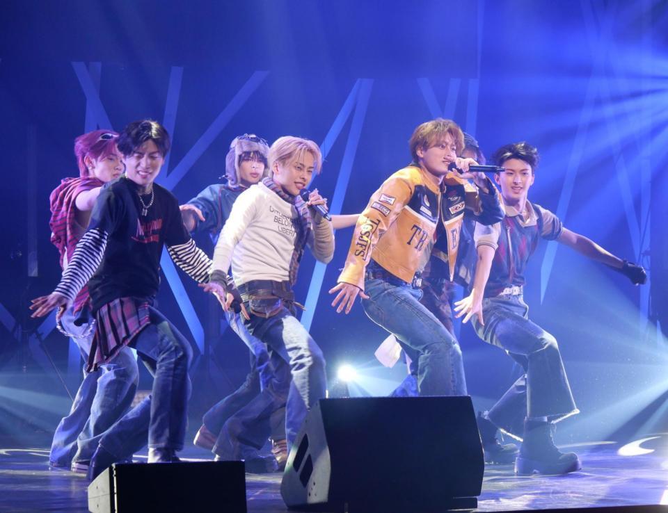 　プレデビュー曲「ＦＯＲＥＶＥＲ　ＢＬＵＥ」を披露し躍動するＴＡＧＲＩＧＨＴ