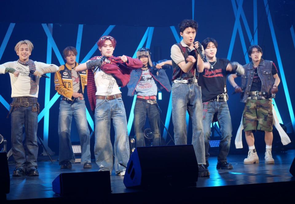 　プレデビュー曲「ＦＯＲＥＶＥＲ　ＢＬＵＥ」を披露し躍動するＴＡＧＲＩＧＨＴ