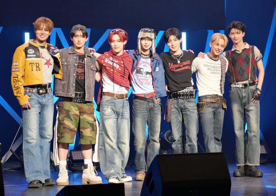 　撮影に応じたＴＡＧＲＩＧＨＴの（左から）前田大輔、ジェイ、今井魁里、小林大悟、西山智樹、若松世真、岸波志音