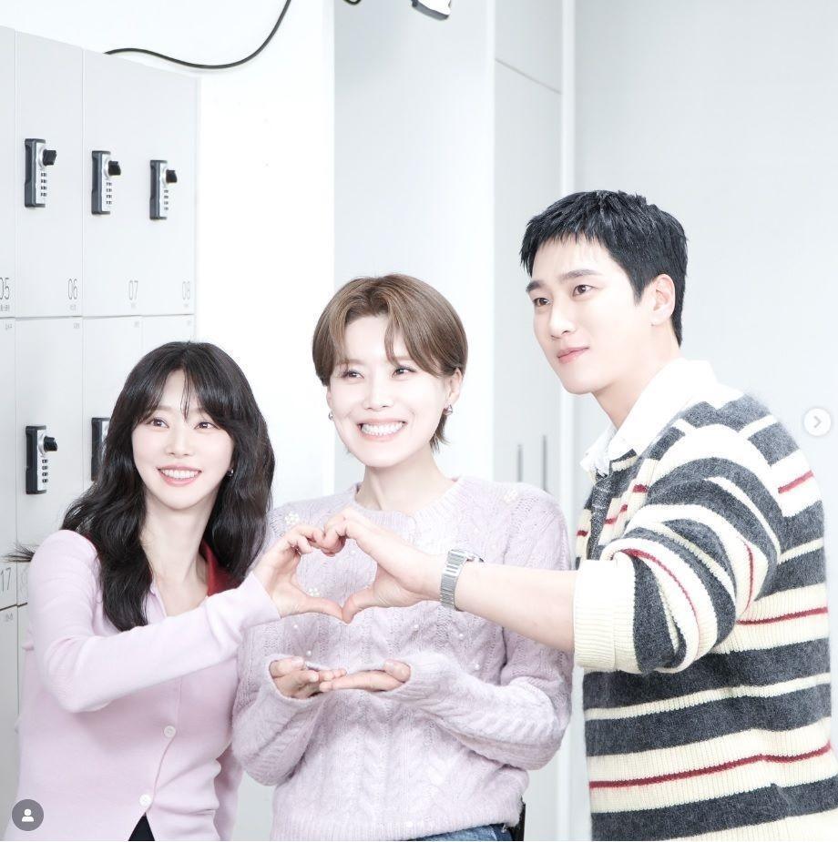 　ＹｏｕＴｕｂｅチャンネル「ＴＥＯ」の公式インスタグラム（＠ｔｅｏ．ｕｎｉｖｅｒｓｅ）より（左から）女優のイ・ジュビン、タレントのチャン・ドヨン、アン・ボヒョン