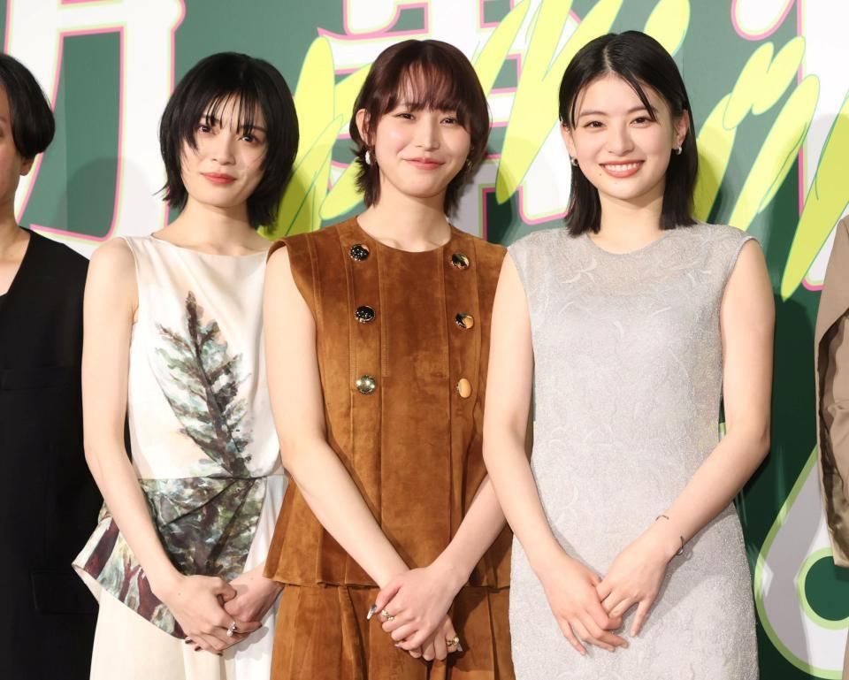 　笑顔を見せる（左から）吉田美月喜、南沙良、出口夏希（撮影・石井剣太郎）