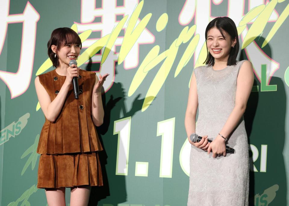 　撮影を振り返る南沙良と出口夏希（右）＝撮影・石井剣太郎