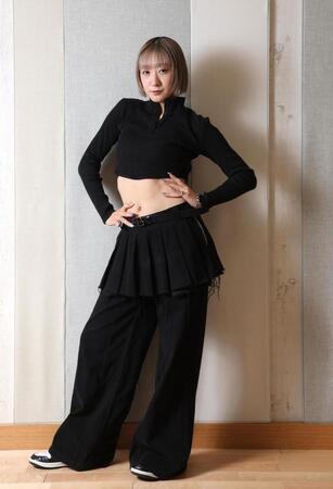 うま年の年女。２０２６年を駆け抜けるつばきファクトリー・秋山眞緒（撮影・佐々木彰尚）