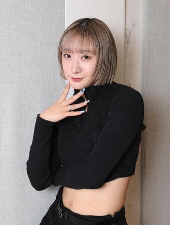 うま年の年女。２０２６年を駆け抜けるつばきファクトリー・秋山眞緒（撮影・佐々木彰尚）