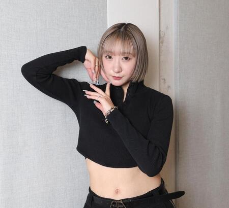 うま年の年女。２０２６年を駆け抜けるつばきファクトリー・秋山眞緒（撮影・佐々木彰尚）