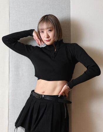 うま年の年女。２０２６年を駆け抜けるつばきファクトリー・秋山眞緒（撮影・佐々木彰尚）