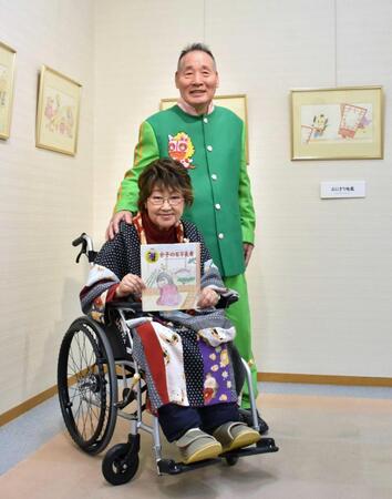 　絵本原画展をＰＲする宮川大助・花子