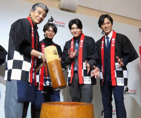 　餅つき新年会を行った（左から）舘ひろし、黒川想矢、増本尚、池田努