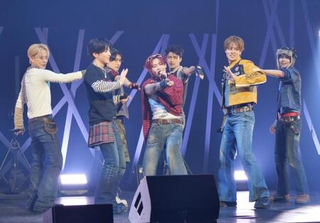 　プレデビュー曲「ＦＯＲＥＶＥＲ　ＢＬＵＥ」を披露し躍動するＴＡＧＲＩＧＨＴ