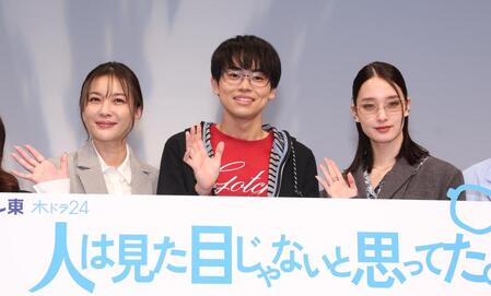 　和気あいあいとドラマをＰＲした（左から）瀬戸朝香、菅生新樹、剛力彩芽（撮影・金田祐二）