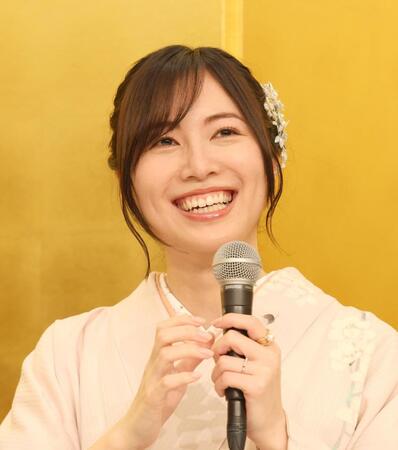 結婚会見をする松井珠理奈＝東京・セルリアンタワー東急ホテル（撮影・佐々木彰尚）