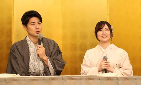 　結婚会見をする辻本達規と松井珠理奈（撮影・佐々木彰尚）