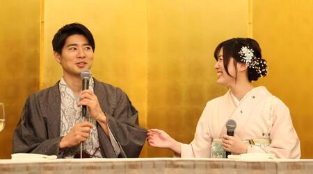 　結婚会見をする辻本達規と松井珠理奈（撮影・佐々木彰尚）