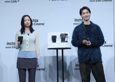 　トークする広瀬すず（左から）と横浜流星（撮影・西岡正）