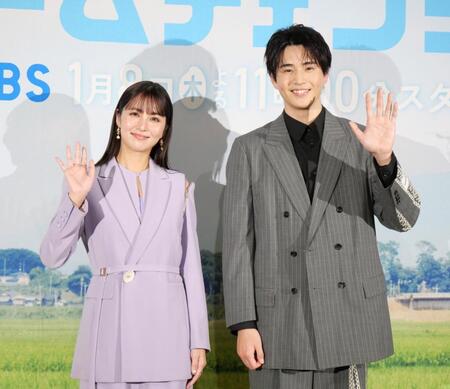 　会見に出席した中沢元紀と石川恋