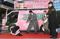 　「禍禍ＣＡＲ」に乗り込む際にこけるゆりやんレトリィバァ監督（左）＝撮影・佐藤厚