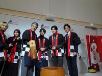 　新春餅つき新年会を行った（左から）小越勇輝、竹内夢、舘ひろし、黒川想矢、増本尚、池田努