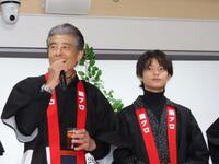 　舘プロ餅つき新年会であいさつする舘ひろし（左）と、黒川想矢