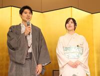 　結婚会見をする辻本達規、松井珠理奈（撮影・佐々木彰尚）